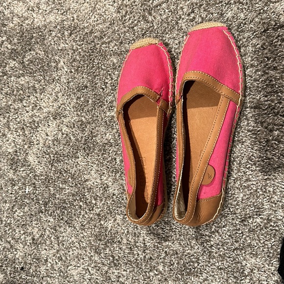 New pink Sperry Top-siders. Size 6 - Picture 2 of 7